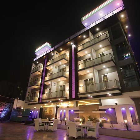 Twin Towers Bed & Breakfast Грейтър Нойда Екстериор снимка