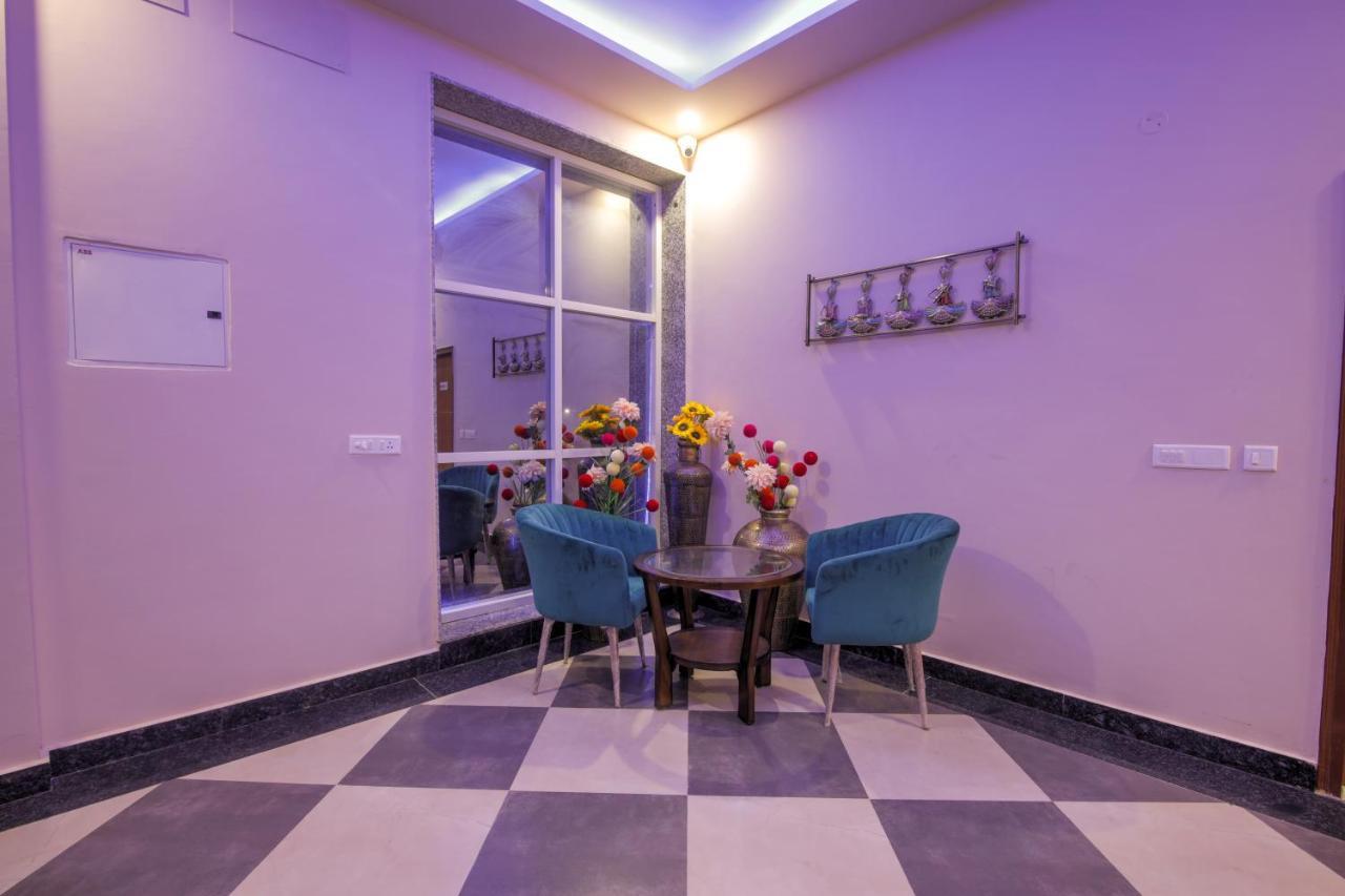 Twin Towers Bed & Breakfast Грейтър Нойда Екстериор снимка