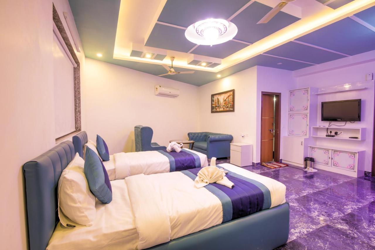 Twin Towers Bed & Breakfast Грейтър Нойда Екстериор снимка