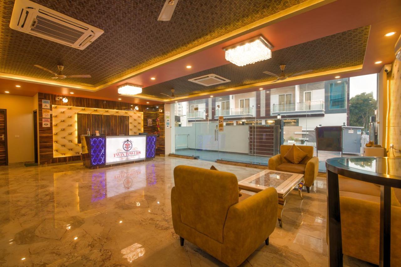 Twin Towers Bed & Breakfast Грейтър Нойда Екстериор снимка