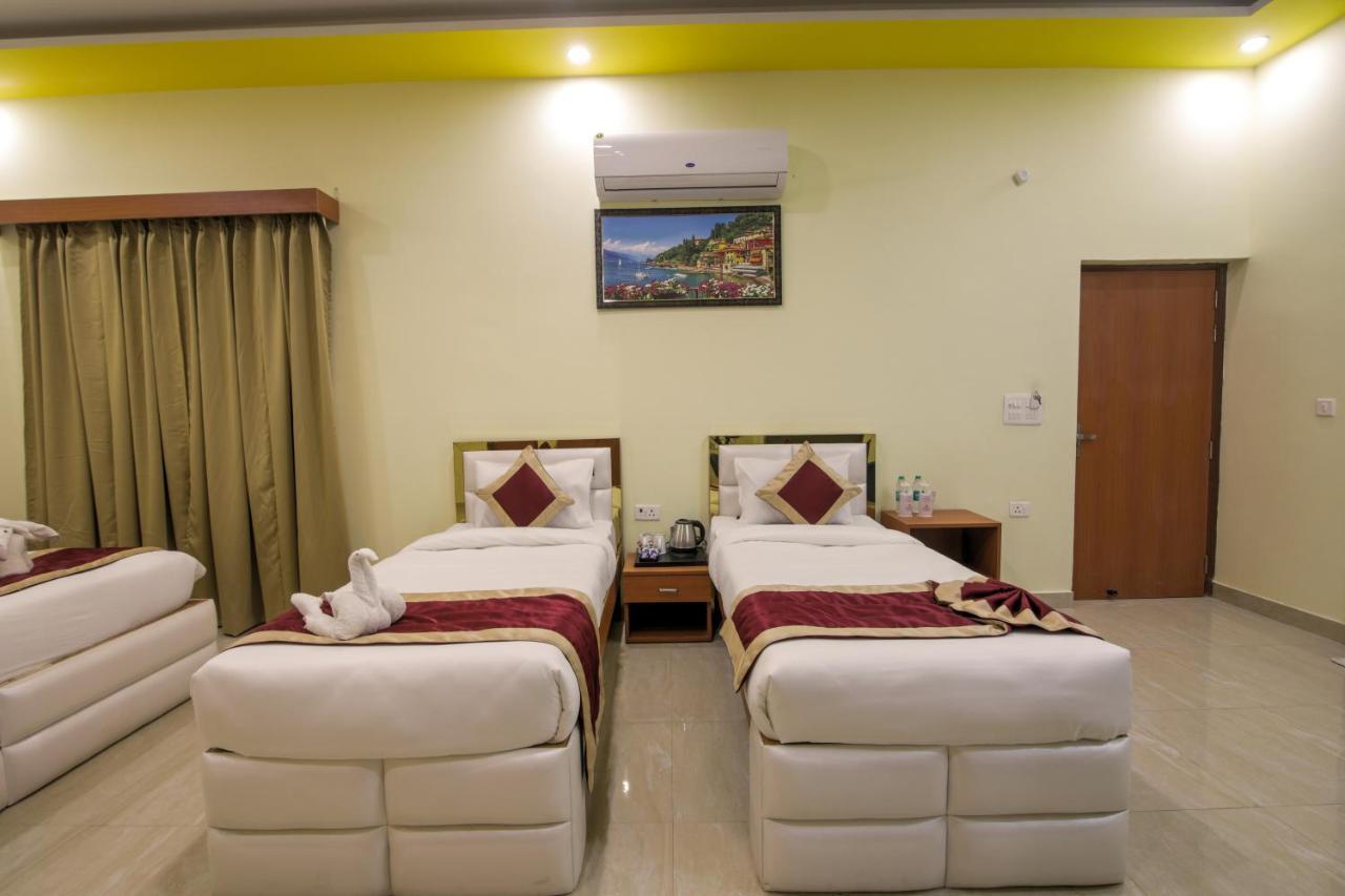 Twin Towers Bed & Breakfast Грейтър Нойда Екстериор снимка