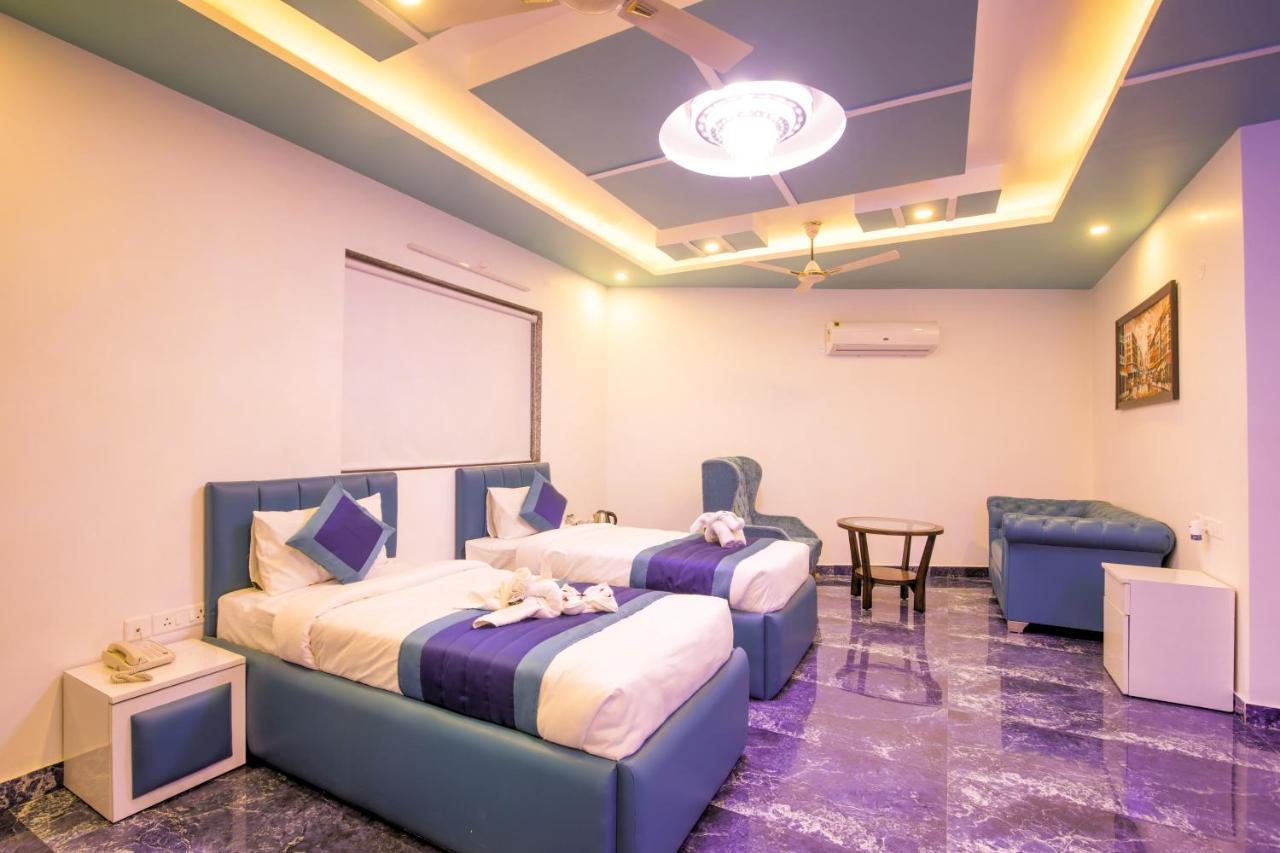 Twin Towers Bed & Breakfast Грейтър Нойда Екстериор снимка