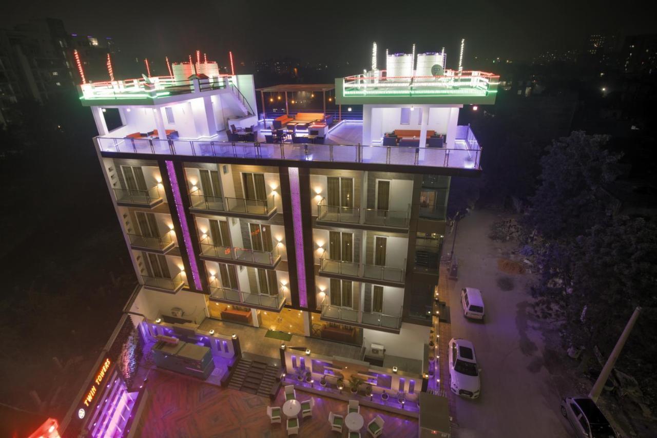 Twin Towers Bed & Breakfast Грейтър Нойда Екстериор снимка