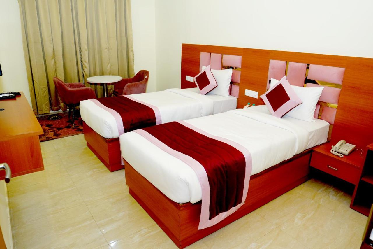 Twin Towers Bed & Breakfast Грейтър Нойда Екстериор снимка