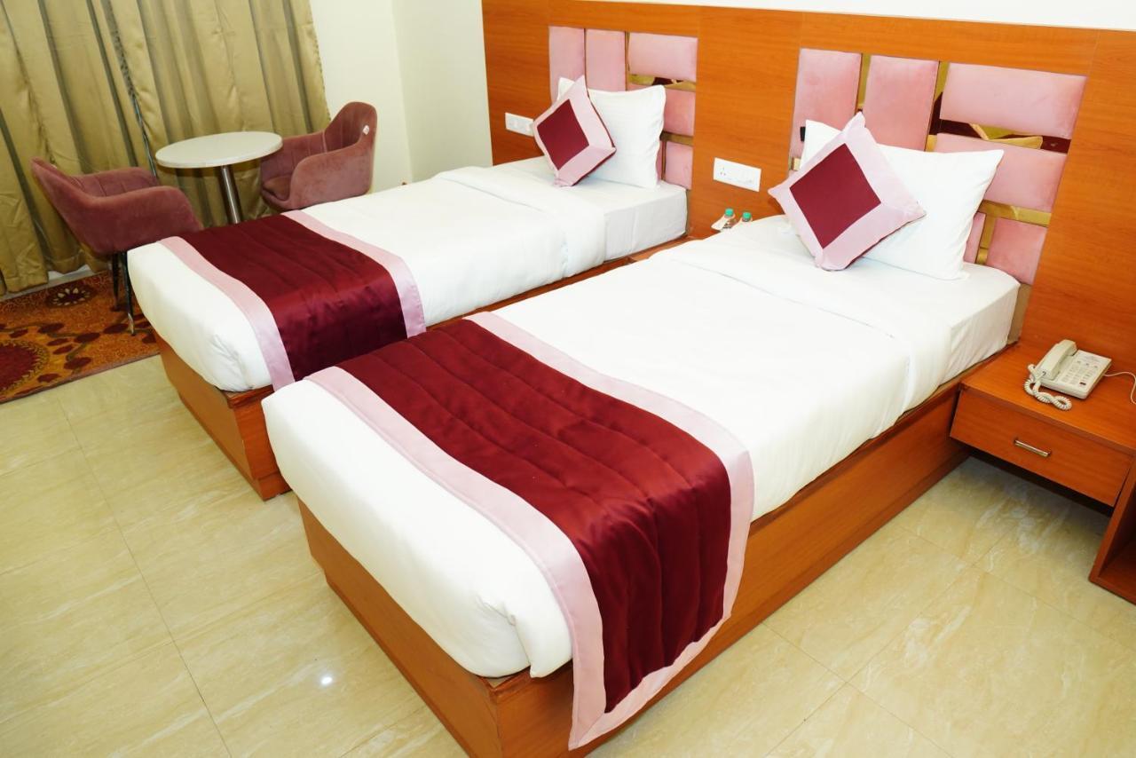Twin Towers Bed & Breakfast Грейтър Нойда Екстериор снимка