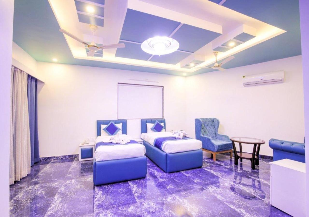 Twin Towers Bed & Breakfast Грейтър Нойда Екстериор снимка